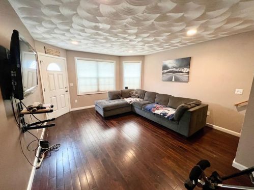 98 Oakland Ave, Providence, RI 02919-4308