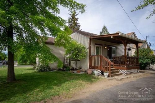 448 8th St, Eagle Crest, OR 97756-1605