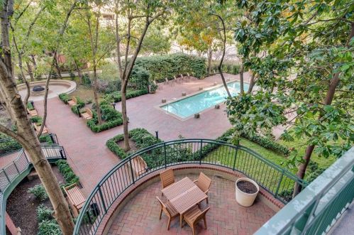 5055 Addison Cir, Addison TX 75001-6317 exterior