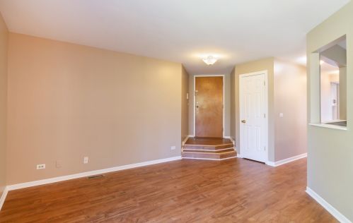 239 University Ln, Elk Grove Vlg, IL 60007-7078