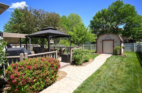 885 Chatham Dr, Carol Stream IL  60188-2979 exterior