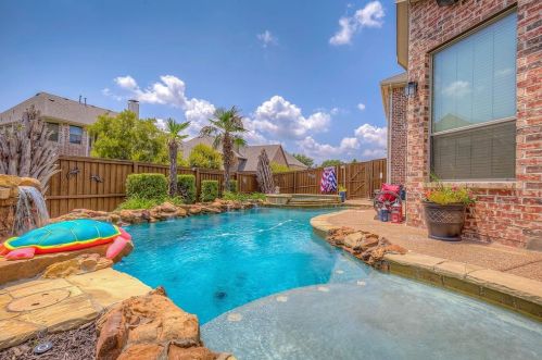 1408 Flowers Dr, Carrollton TX 75007-1470 exterior