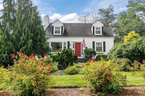 87 Memorial Blvd, Middletown, RI 02840-0033