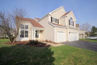 1217 Laurel Ln, Gurnee, IL 60031-5166