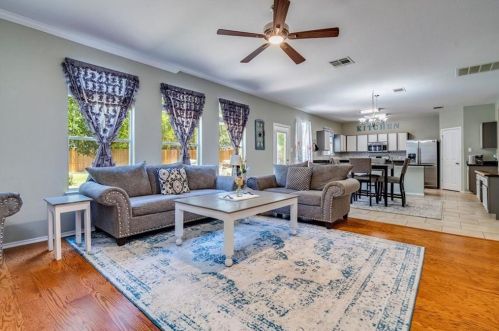 132 Trinity Dr, Uhland TX 78640-4330 exterior