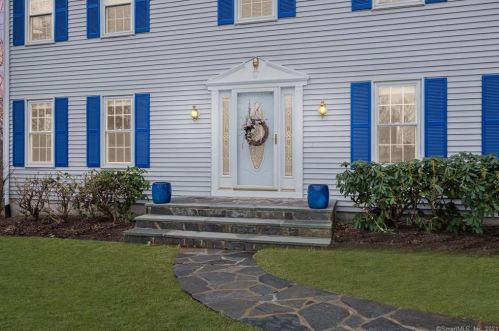11 Overlook Ct, Waterbury, CT 06712-1457