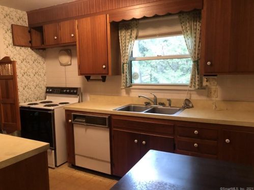 66 Lovers Ln, East Lyme, CT 06333-1519