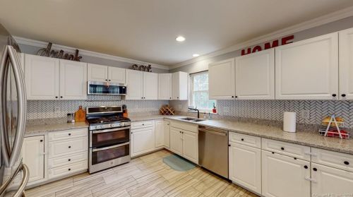 10 Hickory Hl, Huntington, CT 06484-3812