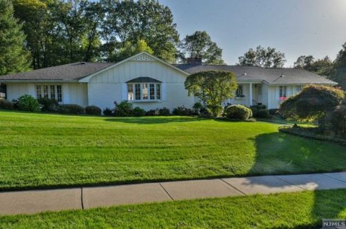 811 Carol Pl, Oradell, NJ 07649-1209