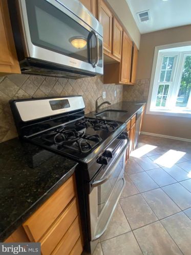 12517 Clipper Dr, Woodbridge VA  22192-2308 exterior