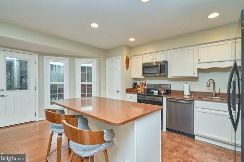 6740 Sunset Woods Ct, Springfield VA  22015-4241 exterior