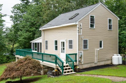 18 10th St, Kingston, NH 03848-3717