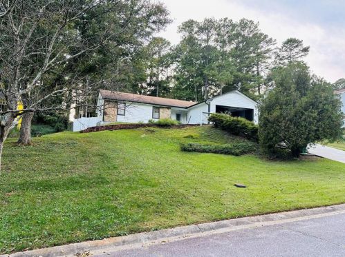 2713 Laurel View Dr, Lithonia, GA 30039-4059