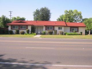674 Bullard Ave, Fresno, CA 93704-1609