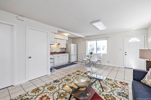 915 Mccully St, Honolulu HI  96826-2888 exterior