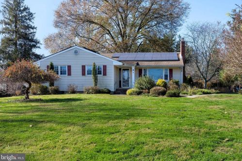 9 Woodhampton Dr, Trenton, NJ 08638-1421