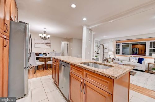 7203 Hadlow Dr, Springfield VA  22152-3529 exterior