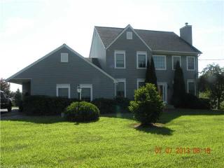33 Stowe Dr, Huntington, CT 06484-4834