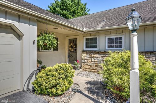 1220 Country Club Dr, Lancaster PA  17601-5208 exterior