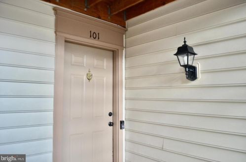 8242 Catbird Cir, Lorton, VA 22079-4606