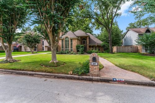207 Laura Ln, Conroe, TX 77385-9031