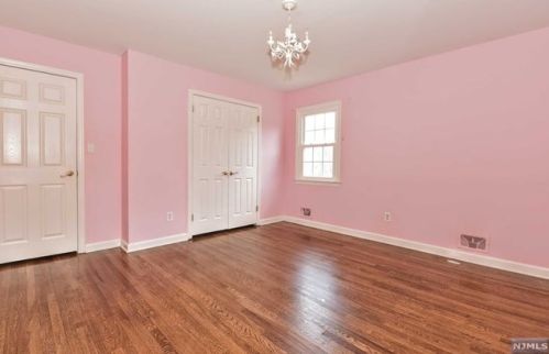27 Cider Hl, Upper Saddle River, NJ 07458-1714