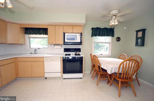 3 Woodfern Ave, Trenton, NJ 08628-1537