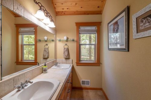 11090 Sitzmark Way, Truckee CA  96161-6128 exterior