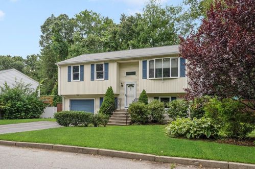 33 Lawnacre Dr, Providence, RI 02911-1535