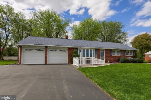 1632 Apple St, Ephrata, PA 17522-1305