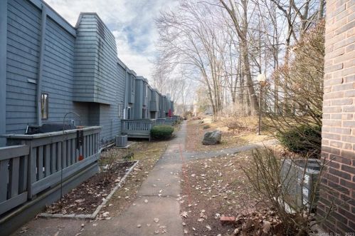59 Trolley Crossing Ln, Middletown CT  06457-5843 exterior