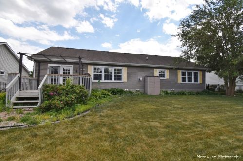 324 Julie Ln, Pingree Grove IL  60140-8397 exterior
