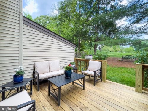 10028 Beacon Pond Ln, Springfield, VA 22015-3745