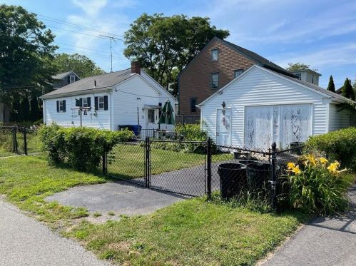 49 3rd St, Middletown, RI 02840-1936