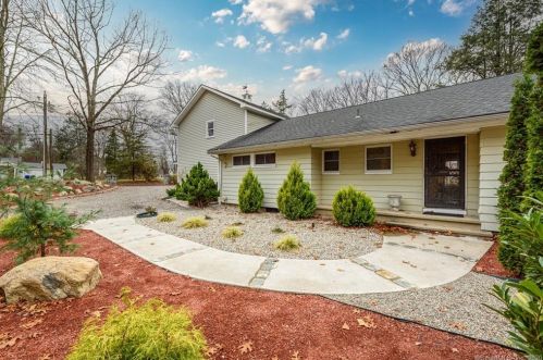4 Butternut Ln, Norwalk, CT 06851-1010