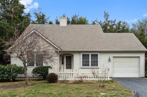 2 Cherry Blossom Ln, Niantic, CT 06357-1941