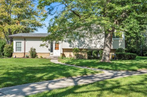 56 Roxbury Ct, Des Plaines, IL 60018-1243