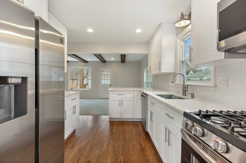 23 Lord Ave, Carpentersville, IL 60110-2609