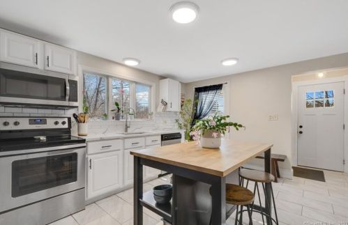 548 Middlefield St, Middletown CT  06457-3553 exterior
