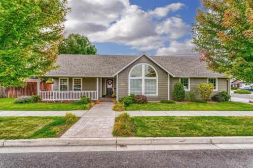 2051 Kingswood Dr, Medford, OR 97501-1891