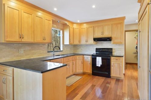 36 Laurel Dr, Upper Stepney CT  06468-1650 exterior