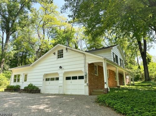 32 Cherry Tree Ln, Chester, NJ 07930-2038