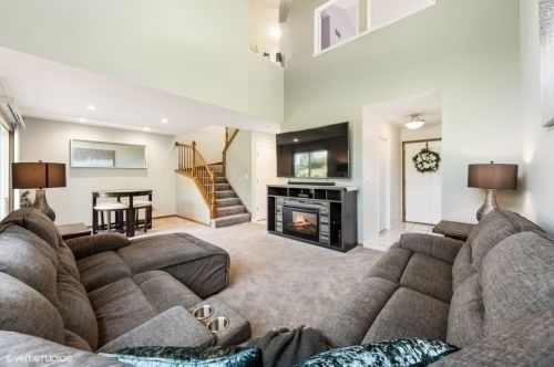 675 Kingsbridge Dr, Carol Stream IL  60188-4319 exterior