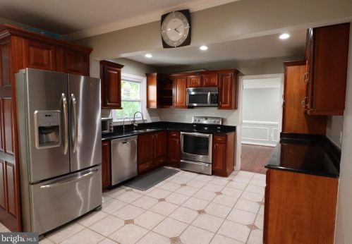 8005 Lake Pleasant Dr, Springfield VA  22153-3005 exterior