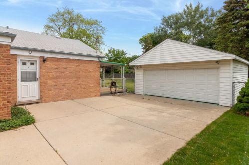 2755 Eisenhower Dr, Des Plaines, IL 60018-3917