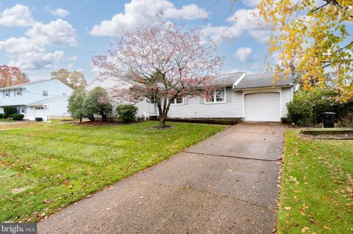 41 Wolf Dr, Trenton, NJ 08610-1122