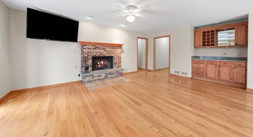 4935 Oak Ln, Gurnee, IL 60031-1970