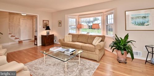 7724 Carrleigh Pkwy, Springfield VA  22152-1307 exterior