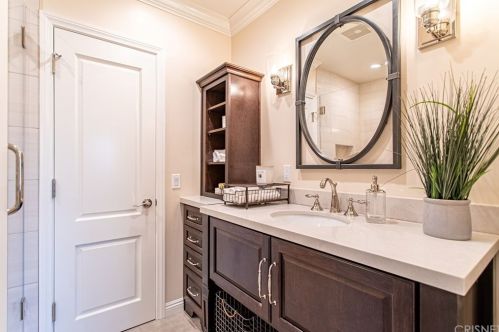 2010 Buckingham Pl, Glendale CA  91206-1401 exterior