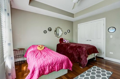 6919 Fieldstone Dr, Willowbrook IL  60527-5295 exterior